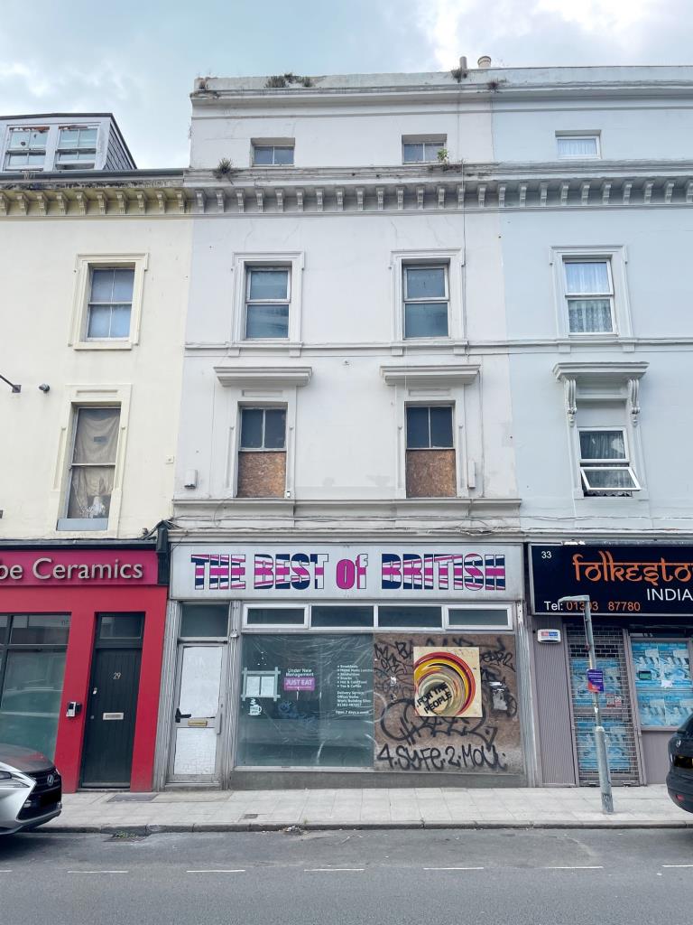 Lot: 56 - FORMER RESTAURANT AND UPPER PARTS WITH POTENTIAL - Front elevation